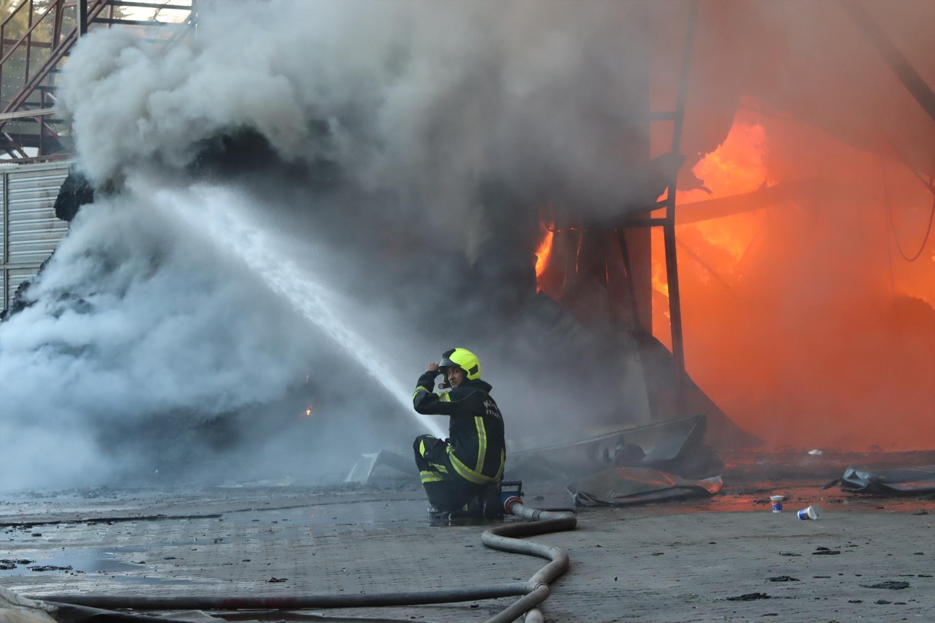 Kayseri'de keçe fabrikasında yangın