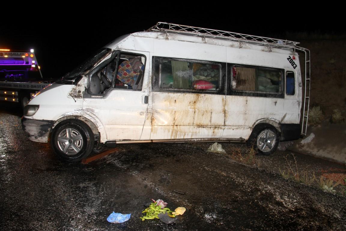 Konya'da minibüs devrildi! 12 tarım işçisi yaralandı