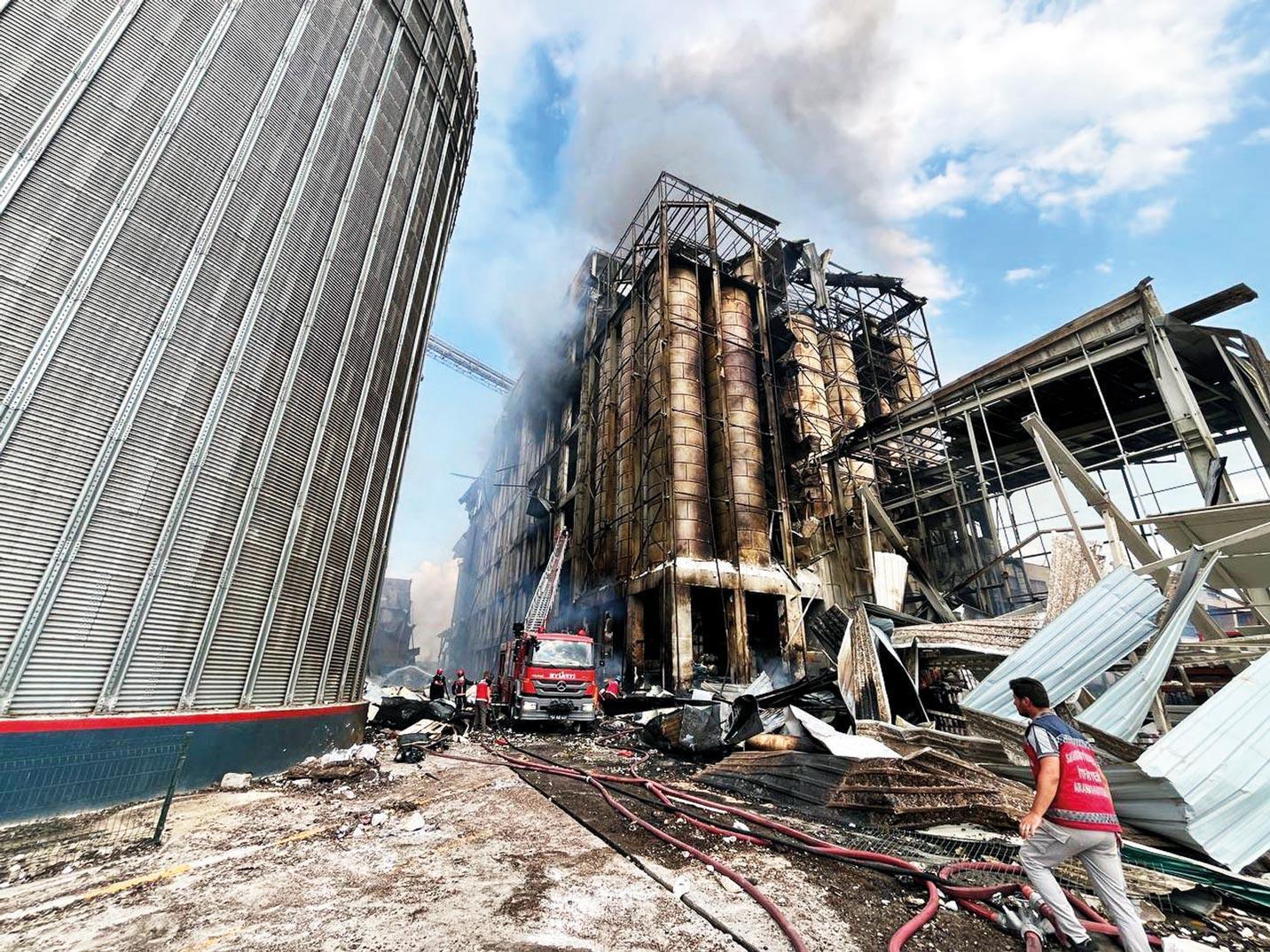 Makarna fabrikasında patlama: 1 kişi ölü bulundu, 30 yaralı