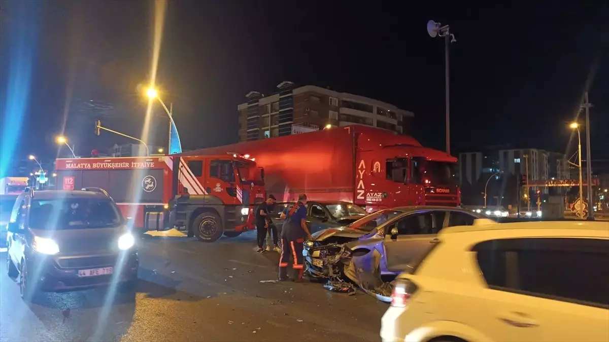 Malatya'da 4 Otomobilin Karıştığı Trafik Kazası: 3 Yaralı