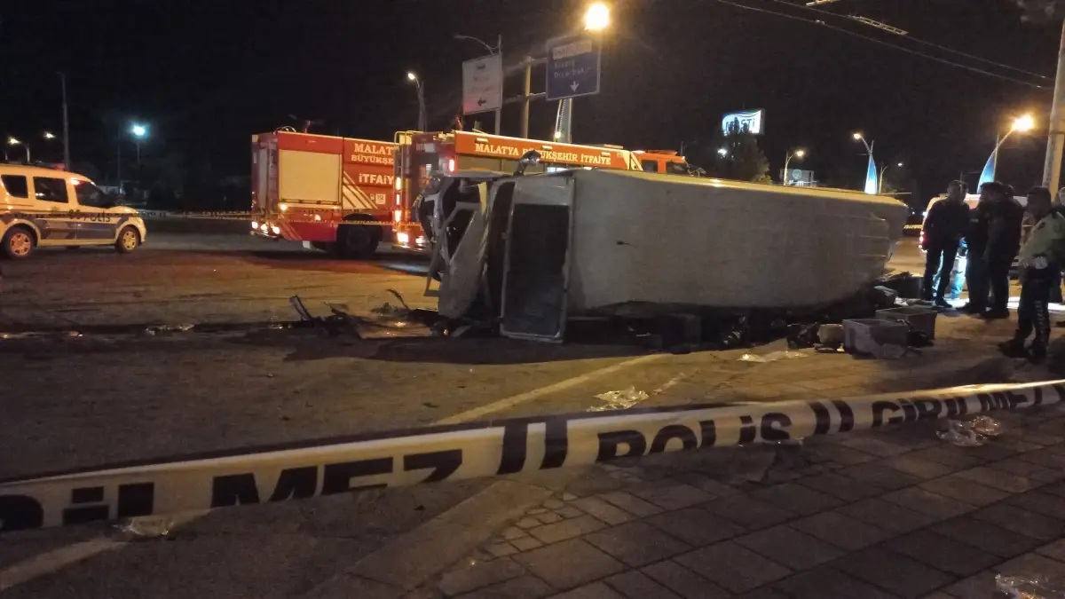 Malatya'da otomobille çarpışan işçi servis midibüsünün sürücüsü hayatını kaybetti