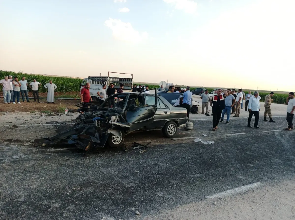 Mardin'de kafa kafaya çarpışan otomobillerde 5'i çocuk 9 kişi yaralandı