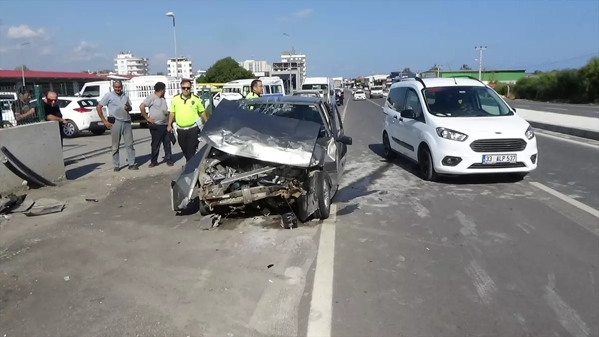 Mersin'de Park Halindeki Araçlara Çarpan Otomobil Kazası: 2 Yaralı