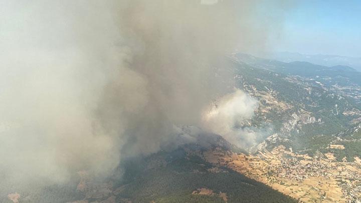 Muğla ve İzmir'de orman yangını: Havadan ve karadan müdahale ediliyor