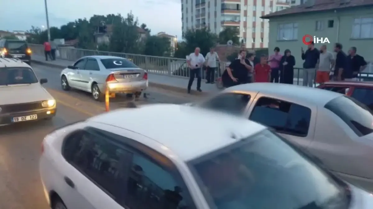 Osmancık Köprüsü'nde otomobiller çarpıştı: 3 yaralı