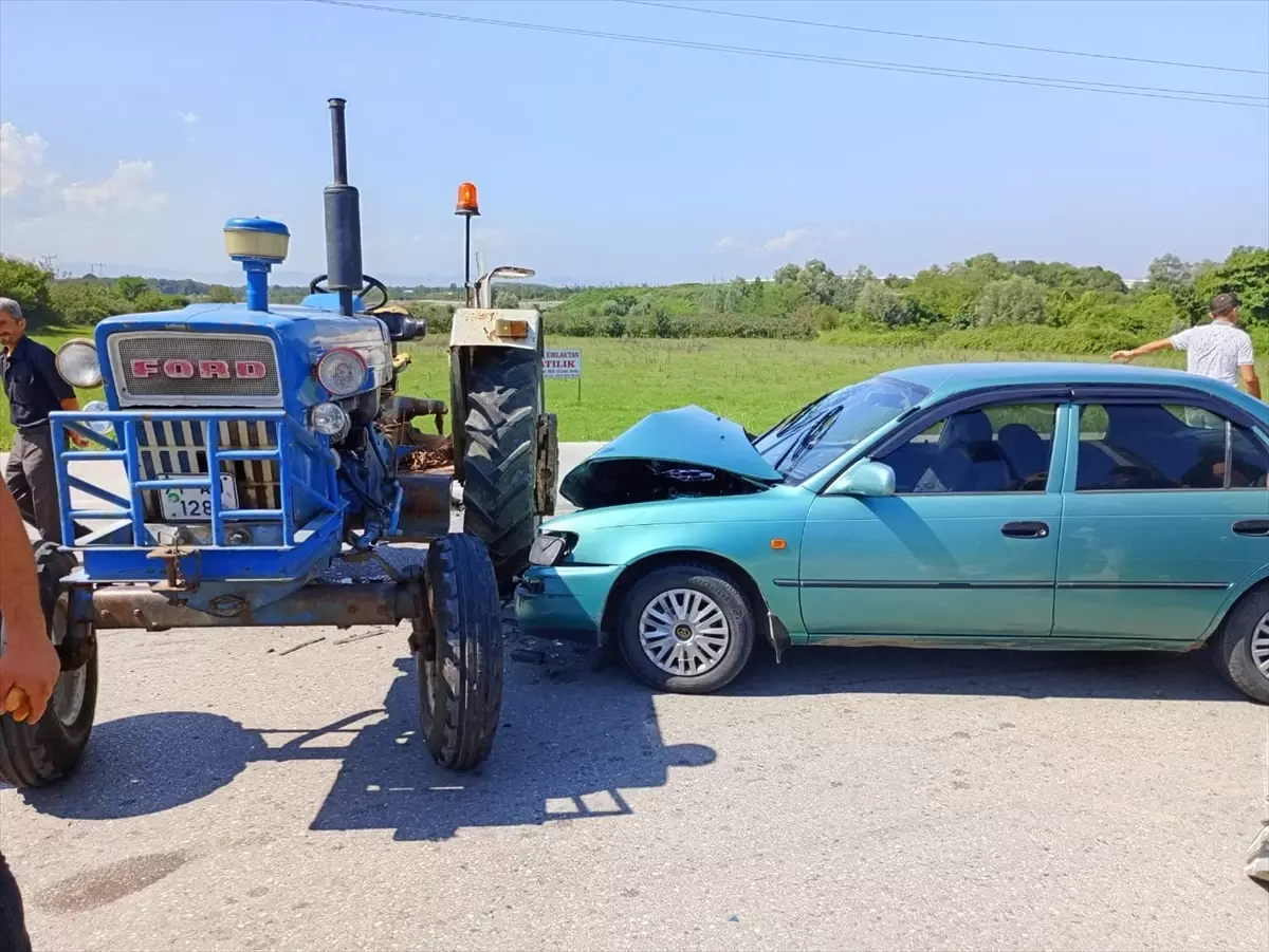 Samsun'da otomobil ile traktör çarpışması: 3 yaralı