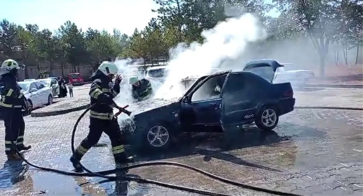 Sivas'ta Park Halindeki Otomobil Alev Topuna Döndü