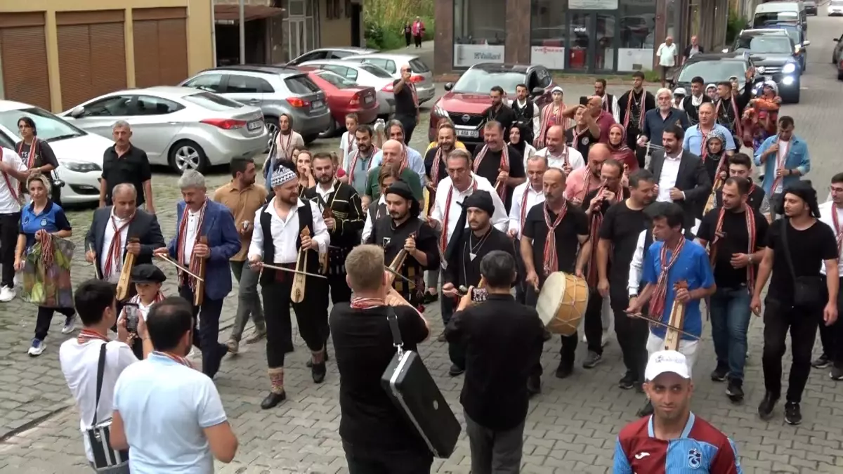 Sürmene'de Kültür ve Sanat Festivali Korteji Renkli Görüntülere Sahne Oldu