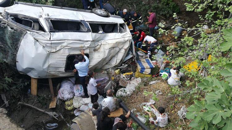 Tokat'ta fındık işçilerini taşıyan minibüs devrildi, çok sayıda yaralı var