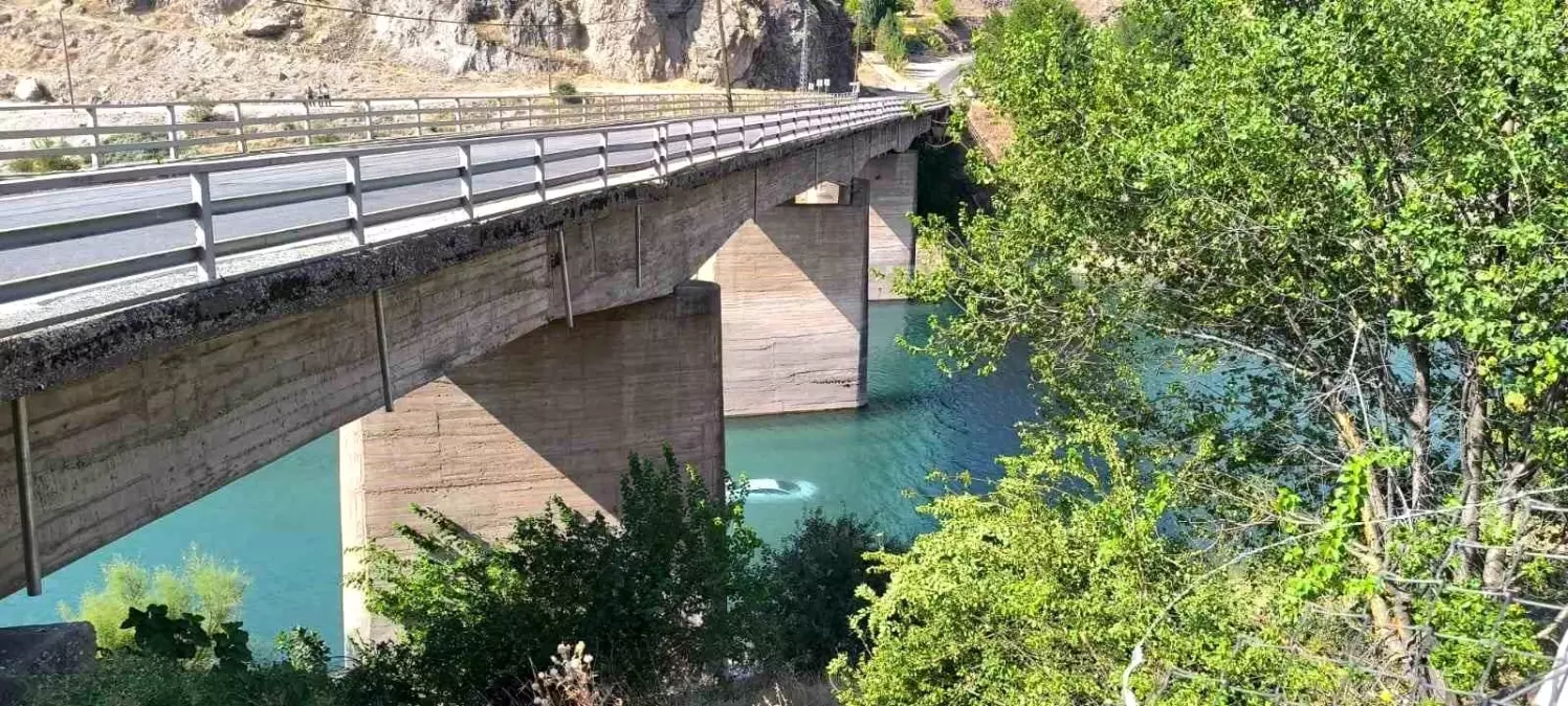 Tunceli'de otomobil baraj gölüne uçtu