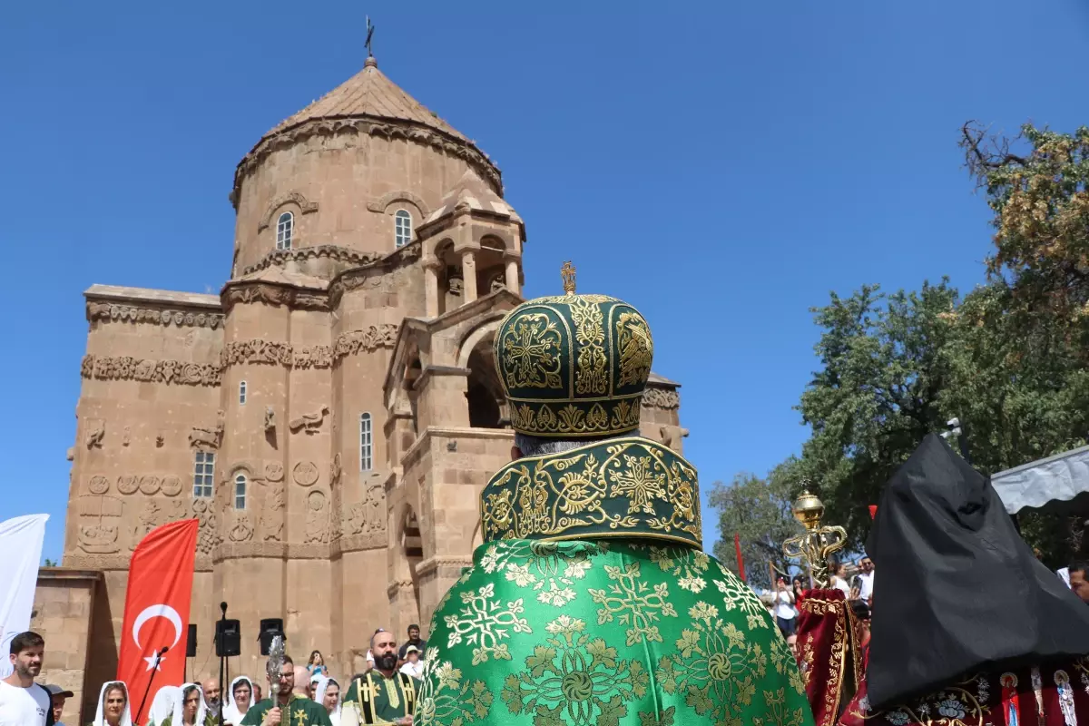 Türkiye Ermenileri Patriği Sahak Maşalyan, Akdamar Kilisesi'nde ayin düzenledi