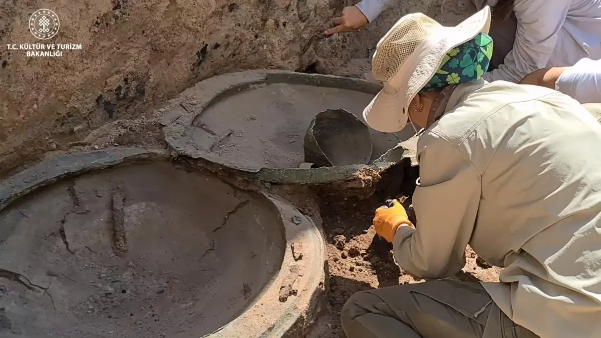 Urartu dönemine ait bronz kalkan ve miğferler Ayanis Kenti'nde bulundu