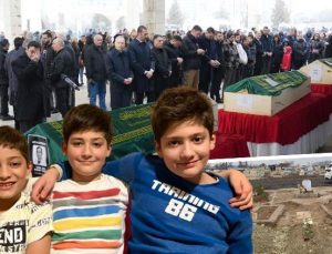 Bolu'daki yangın faciasında vefat edenlere son görev! 11 yaşındaki Vedat, ikizinin yanına defnedildi