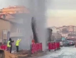 Kadıköy'de su borusu patladı; tazyikli su metrelerce yukarı fışkırdı