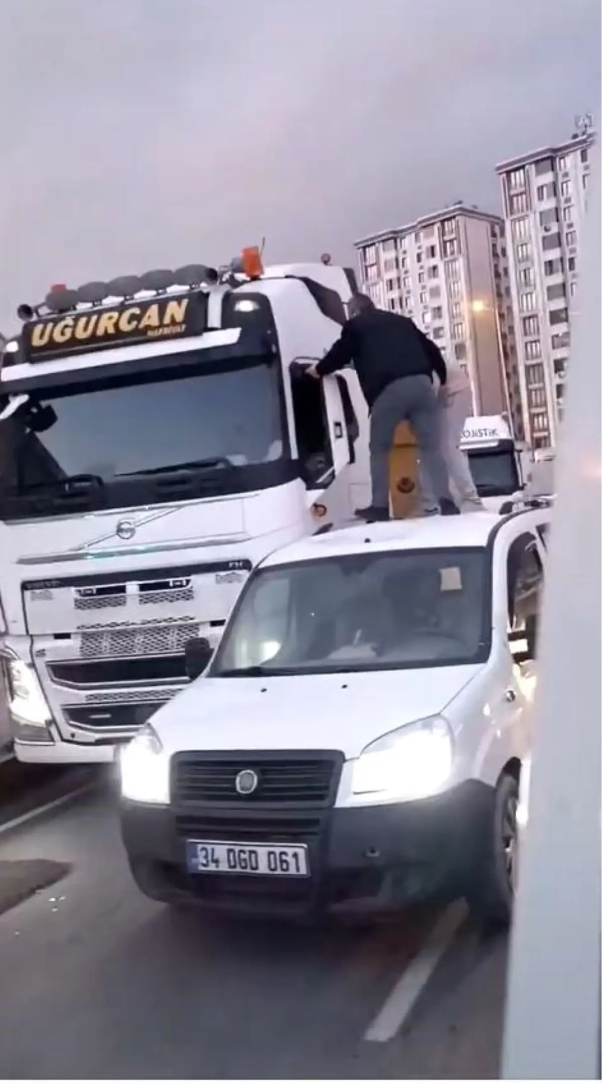 Trafikte Yol Vermeme Tartışması Tır Şoförüne Saldırıyla Sonuçlandı