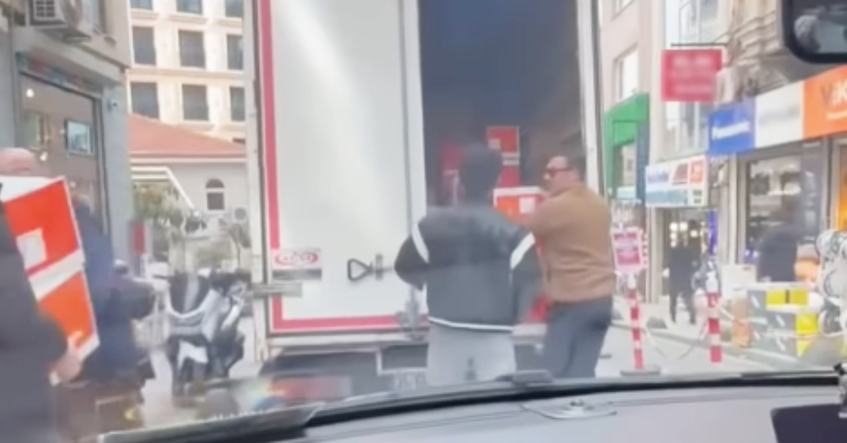 Barış Kılıç ile Rahimcan Kapkap sete yetişmek için koli taşıdı