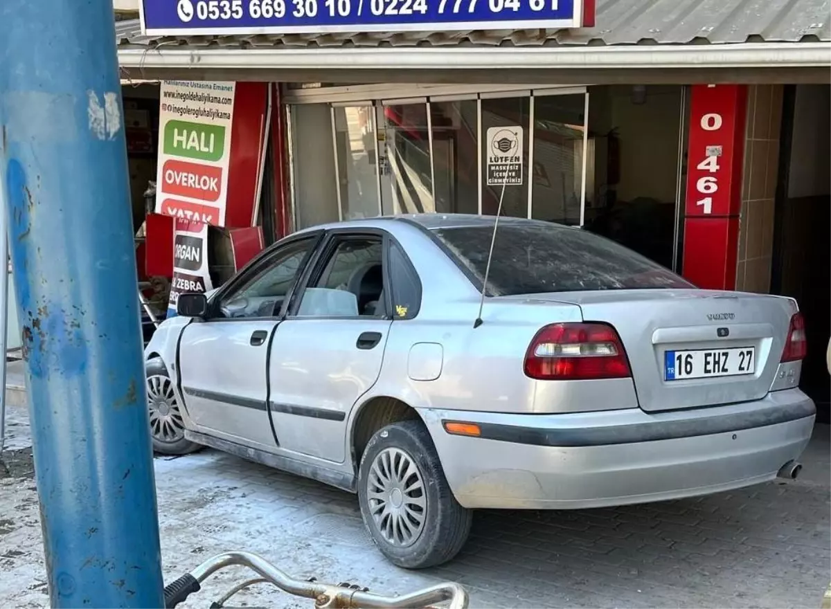 Bursa'da Otomobil Halı Yıkama İşletmesine Daldı: Sürücü Yaralı