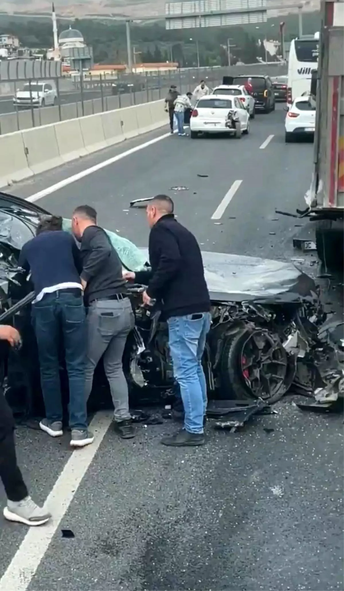 İzmir'de Kamyonete Çarpan Otomobil Hurdaya Döndü