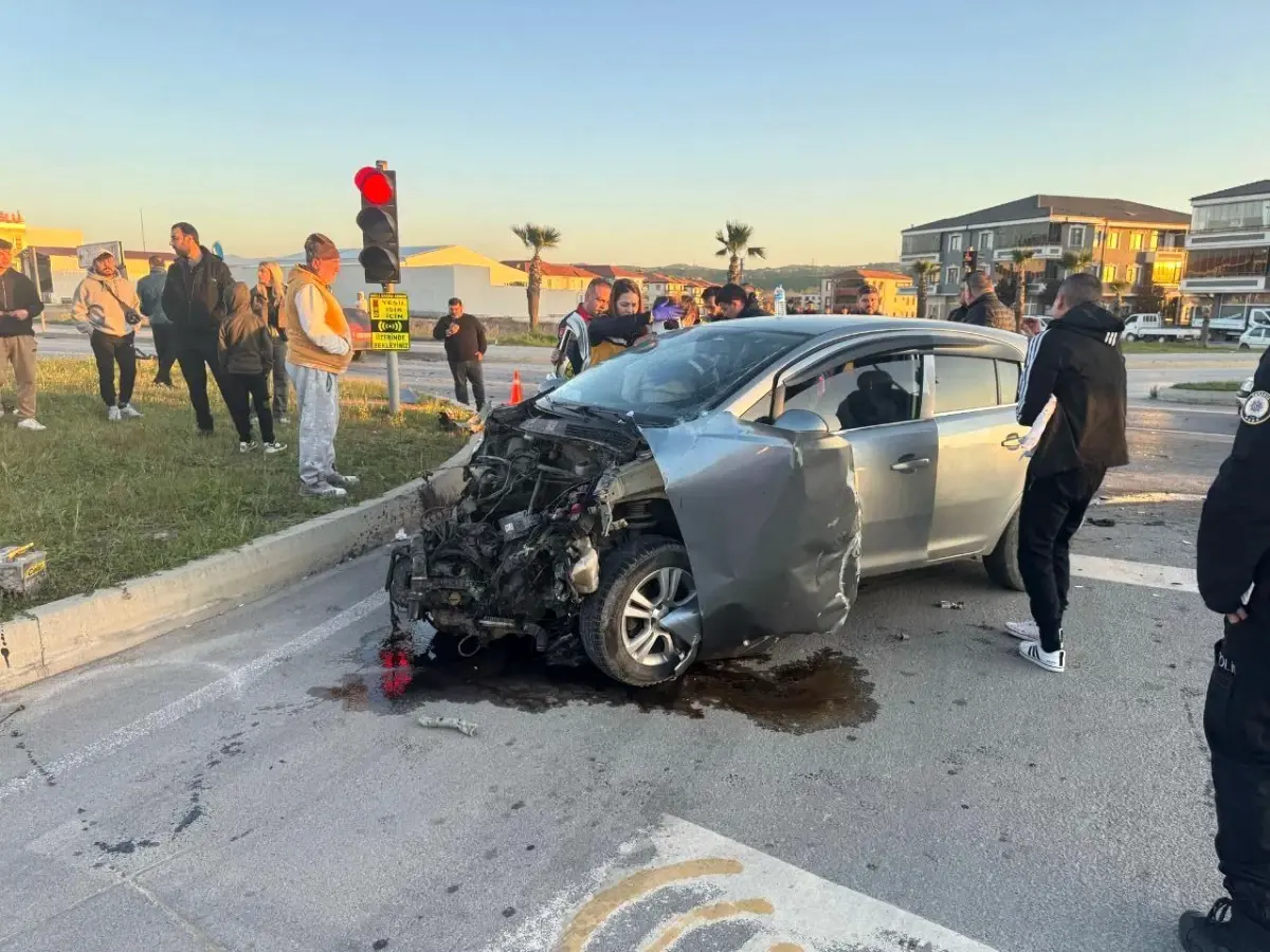 Karasu'da İtfaiye Aracı ile Otomobil Çarpıştı: 2 Yaralı