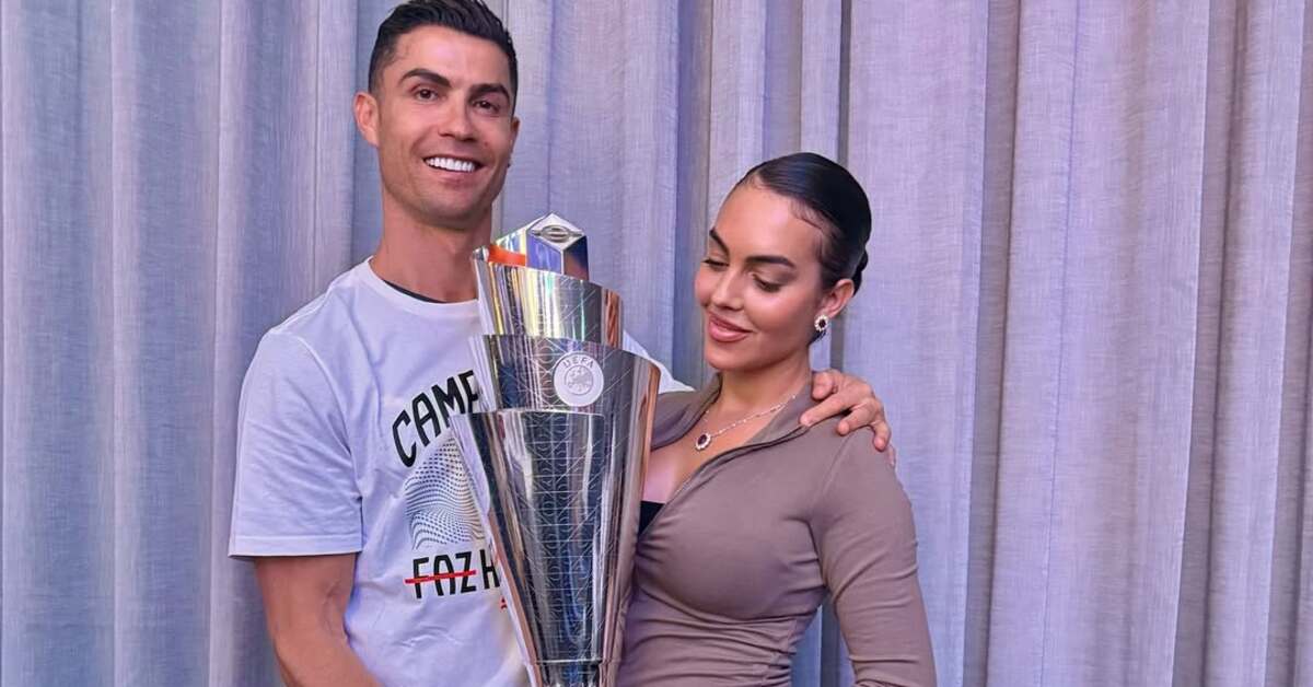 Cristiano Ronaldo'dan hem kupa hem aşk pozu