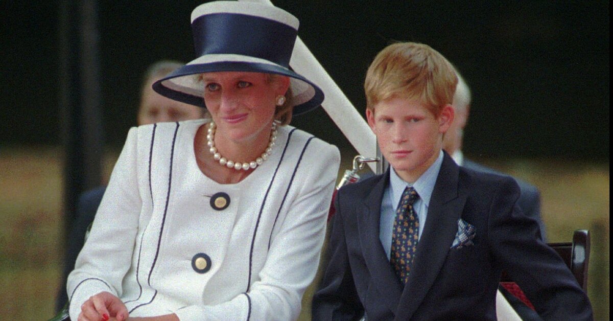 Prens Harry ölen annesi Prenses Diana'nın soyadını almak istiyor