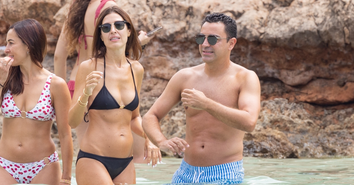 Xavi Hernandez eşi Nuria Cunillera ile Ibiza tatilinde
